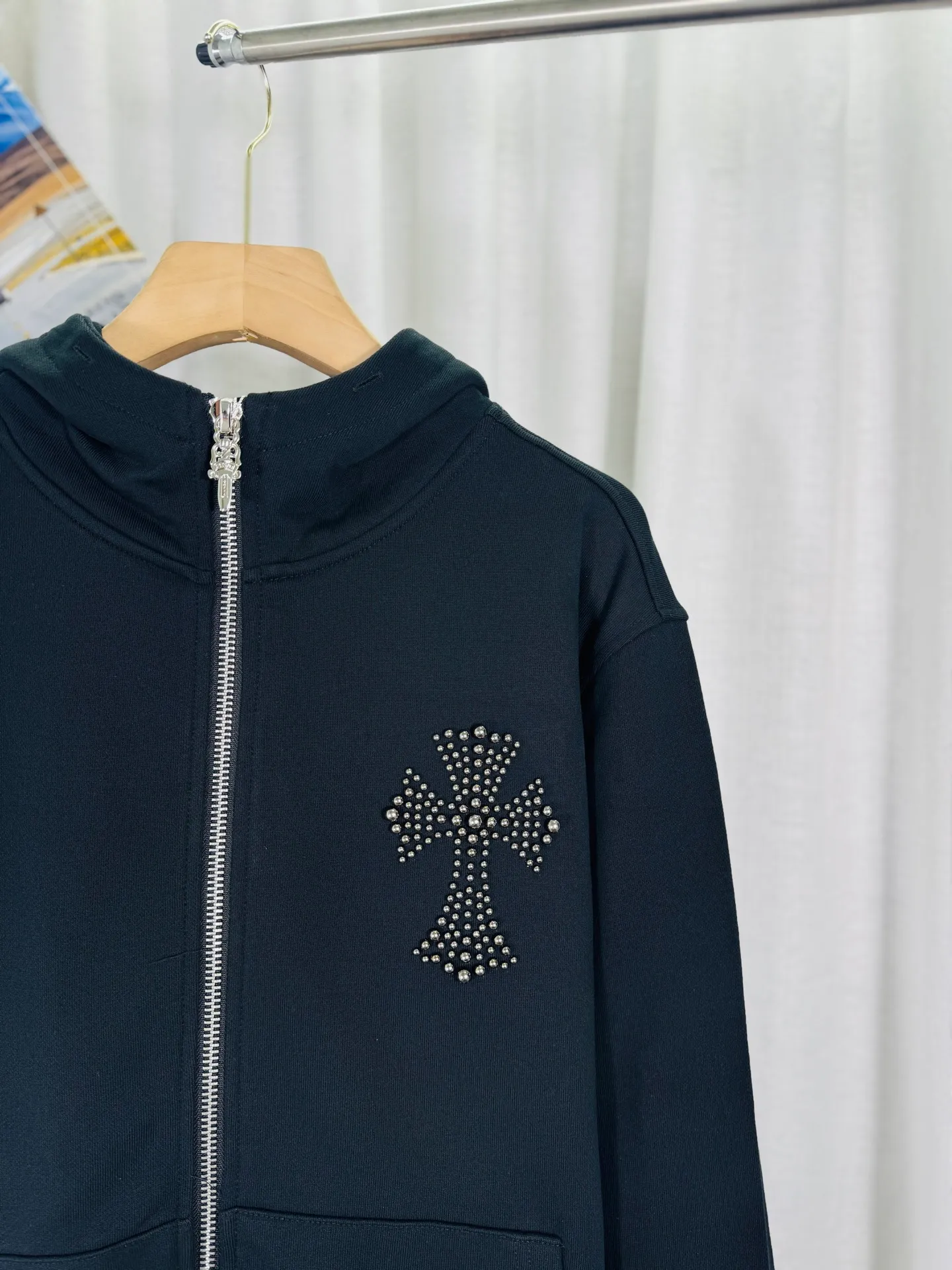 P380 top version, real shot without P, ​​different from market currency) 𝗖𝗵𝗿𝗼𝗺𝗲 𝗛𝗲𝗮𝗿𝘁𝘀/Cro Heart 2025 Rivets Autumn and Winter New Original Single Counter American Rivets 3D Three-dimensional Couple Casual Cardigan Sweatshirt 👑The highest version! Customized fabric 550g tripe terry fabric! American acid-washed and distressed original fabric with laser rivets. Best-selling model at the counter. Very comfortable to wear. Accessories: Original molded and authenticated collar label➕100% silk wash label. Genuine purchase-grade original hangtag➕matching hanging rope➕3D hanging beads➕original packaging bag. Craftsmanship: The original version has consistent wiring! The highest version of the armhole matching technique! Color: Black Size: S M L XL Style No.: 6103
